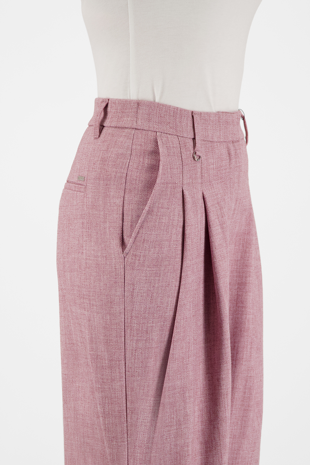 Feminine Fit Wide Leg Hose mit erhöhter Leibhöhe.  Die modische Hose besticht durch zwei Bundfalten und französische Taschen.