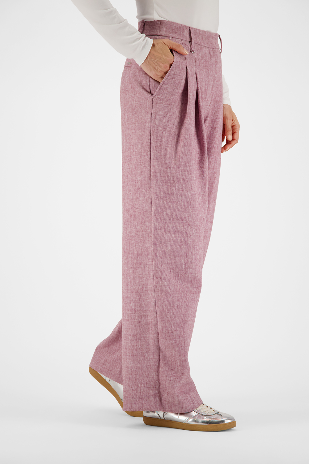 Feminine Fit Wide Leg Hose mit erhöhter Leibhöhe.  Die modische Hose besticht durch zwei Bundfalten und französische Taschen.