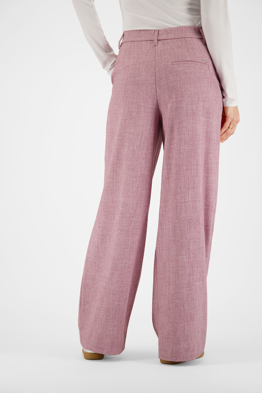 Feminine Fit Wide Leg Hose mit erhöhter Leibhöhe.  Die modische Hose besticht durch zwei Bundfalten und französische Taschen.